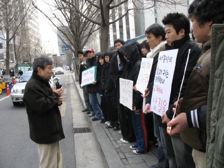 이철세 전 사교련회장이 격려사를 하고 있다. 